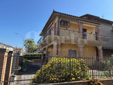 Foto Villa singola a Roccastrada Sticciano Scalo di 400 m² con 8 locali