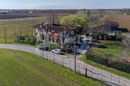 Foto Villa bifamiliare in Via Ronconi 12, Pasiano di Pordenone di 380 m²