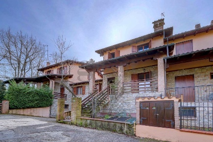 Foto Villa a schiera a Serramazzoni Centro di 224 m² con 4 locali