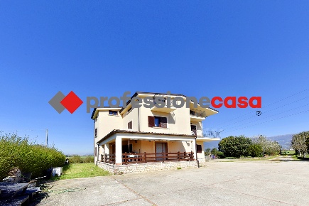 Foto Villa unifamiliare in Via Campisi 20, Alife di 280 m² con 9 locali