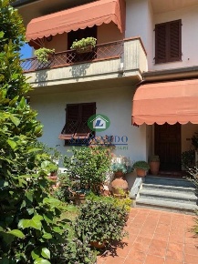Foto Villa bifamiliare a Buggiano di 230 m² con 6 locali in vendita