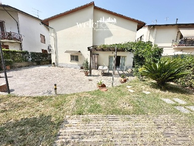 Foto Villa unifamiliare a Campi Bisenzio di 200 m² con 8 locali in vendita