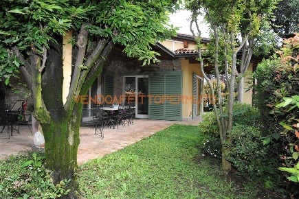 Foto Villa unifamiliare in VIA TITO SPERI, Chiari di 472 m² con 5 locali