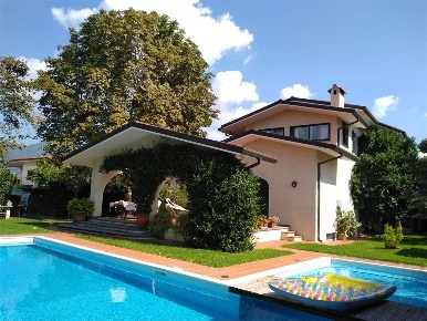 Foto Villa unifamiliare in Via degli Olmi, Forte dei Marmi di 327 m²