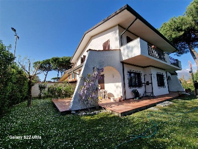 Foto Villa bifamiliare in Via  XX Settembre, Forte dei Marmi di 245 m²