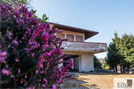 Foto Villa unifamiliare in Via Monteggia 21, Besozzo di 240 m² con 9 locali