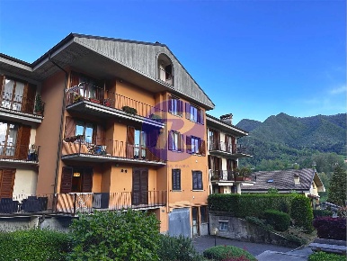 Foto Appartamento in Via San Bernardino 40, Zogno di 160 m² con 8 locali