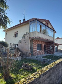 Foto Villa bifamiliare a Zoppola di 225 m² con 7 locali in vendita