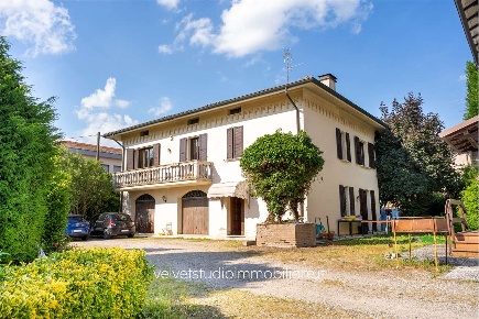 Foto Villa unifamiliare in VIA VOLTURNO, Cavezzo di 205 m² con 8 locali