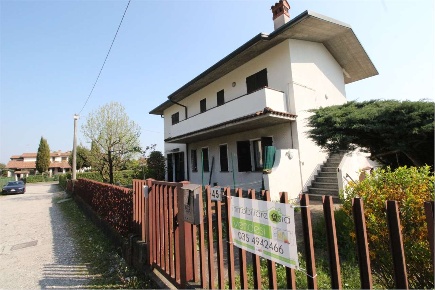 Foto Appartamento in Via Leone Tolstoi 45, Brembate di 185 m² con 6 locali