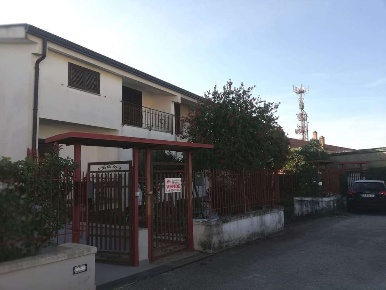 Foto Villa unifamiliare a Sparanise di 130 m² con 8 locali in vendita
