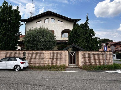 Foto Villa unifamiliare in Via Adamello  31, Gorla Minore di 360 m²