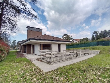 Foto Villa unifamiliare a Missaglia di 325 m² con 7 locali in vendita