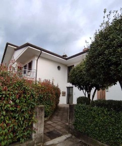 Foto Appartamento in Via Giovanni Comisso, Pederobba di 77 m² con 4 locali