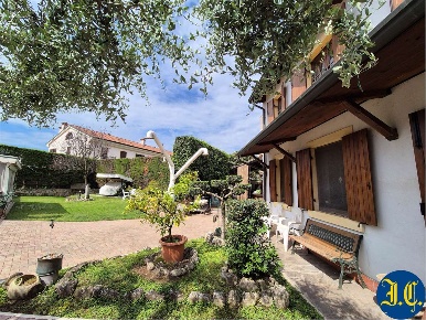 Foto Villa unifamiliare in Garibaldi 282, Povegliano Veronese di 275 m²