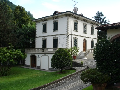 Foto Villa unifamiliare in Viale Umberto I', Lucca Centro di 1000 m²