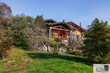 Foto Villa unifamiliare in Via Lago 74, Besozzo di 225 m² con 8 locali