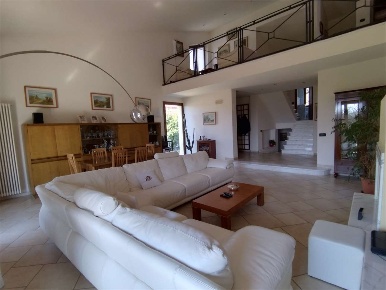 Foto Villa unifamiliare in via gaggio, Luni di 500 m² con 7 locali