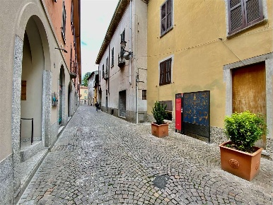 Foto Appartamento in Via Conte Camillo Benso di Cavour 8, Oggiono di 250 m²