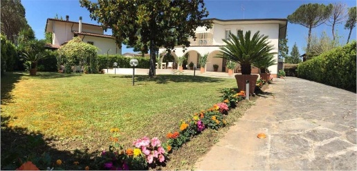 Foto Villa unifamiliare in Via Balduini, Forte dei Marmi di 210 m²