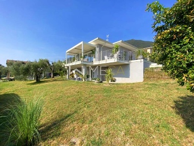 Foto Villa unifamiliare in Via Maclino, Toscolano-Maderno di 400 m²