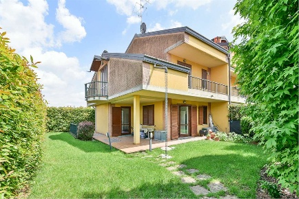 Foto Villa unifamiliare in via Adamello 16, Rovellasca di 249 m² in vendita