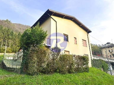 Foto Villa unifamiliare in VIA TIOLO  2, Zogno di 160 m² con 5 locali