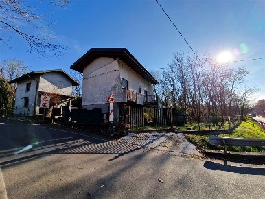 Foto Villa bifamiliare in Via Lago 101, Besozzo di 200 m² con 5 locali