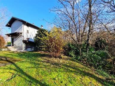 Foto Villa bifamiliare in Via Lago 101, Besozzo di 200 m² con 5 locali
