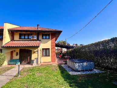 Foto Villa a schiera in Via Masserano  49/I, Besozzo di 120 m² con 5 locali