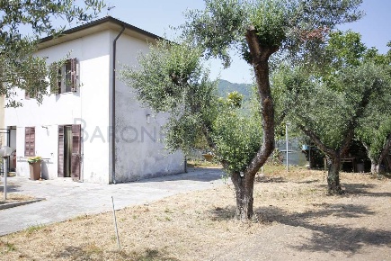 Foto Villa bifamiliare in via cocombola, Massa di 101 m² con 4 locali