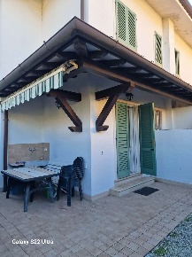 Foto Villa bifamiliare in Via Lorenzo dei Medici, Forte dei Marmi di 180 m²