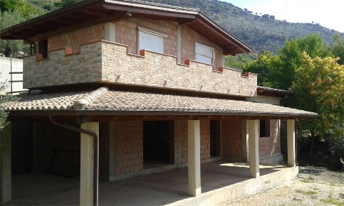 Foto Villa unifamiliare a Sonnino di 140 m² con 3 locali in vendita