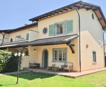 Foto Villa bifamiliare in Via Emilia, Forte dei Marmi di 195 m² in vendita