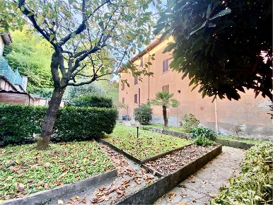 Foto Appartamento in Via Primo Maggio 18, Oggiono di 170 m² con 8 locali