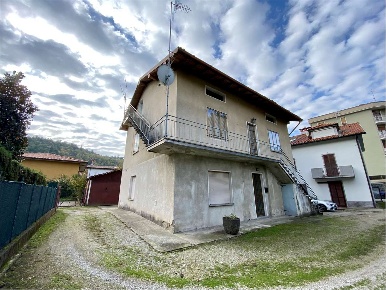 Foto Appartamento in Via Giuseppe Verdi 3, Oggiono di 270 m² con 8 locali