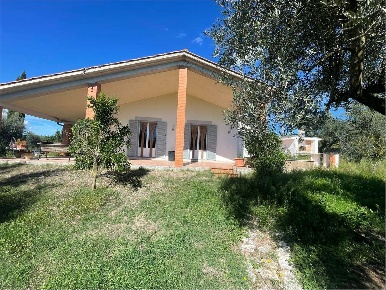 Foto Villa unifamiliare in Strada Martana, Tuscania di 124 m² con 7 locali
