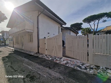 Foto Villa bifamiliare in Via Francesco Crispi, Forte dei Marmi di 135 m²