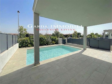 Foto Villa unifamiliare in Via Pigafetta, Sirmione di 218 m² con 6 locali