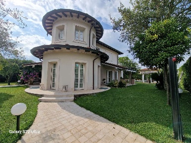 Foto Villa unifamiliare in Via Canova, Forte dei Marmi di 435 m² in vendita