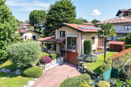 Foto Villa unifamiliare in Via Monte Grappa 26, Besozzo di 280 m²