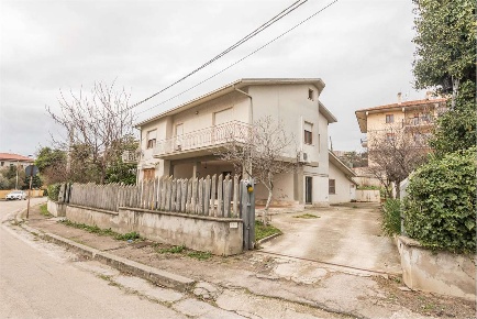 Foto Villa unifamiliare in viale Aldo moro 46, Loreto Aprutino di 332 m²