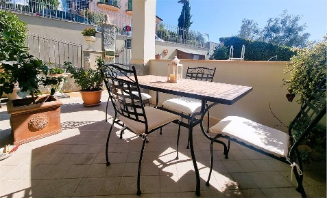 Foto Villa unifamiliare a Castelnuovo Magra di 200 m² con 9 locali