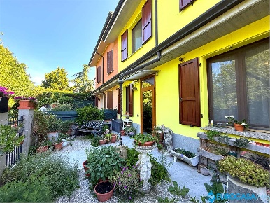 Foto Villa a schiera in Via Padania 22, Gonzaga di 165 m² con 6 locali