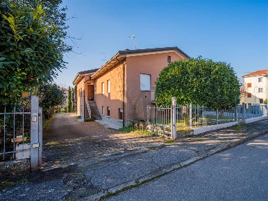 Foto Villa bifamiliare in FRATELLI GIAROLI  6, Albinea di 179 m² in vendita
