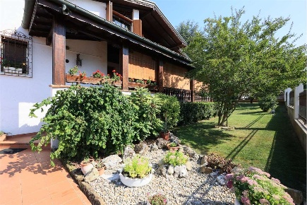 Foto Villa unifamiliare a Albinea di 300 m² con 10 locali in vendita