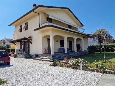 Foto Villa unifamiliare in Via degli Olmi, Forte dei Marmi Vaiana di 250 m²