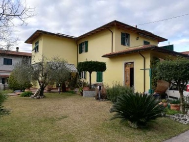 Foto Villa bifamiliare in via larga, Luni di 120 m² con 5 locali in vendita