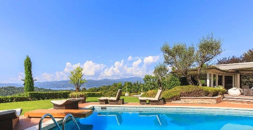 Foto Villa unifamiliare in Via Trento, Besozzo di 500 m² con 10 locali