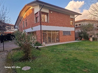 Foto Villa unifamiliare in Via Degli Olmi, Forte dei Marmi di 239 m²